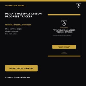 Könnte beinhalten: Ein schwarz-goldenes digitales Arbeitsbuch mit dem Titel Private Baseball Lesson Progress Tracker von Cutternation Baseball. Das Dokument enthält klare Planungsseiten, Reflexionsabschnitte und nächste Handlungsschritte für Spieler.
