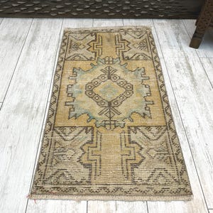 vintage rug, mini oushak rug, distressed rug, pink rug, pale rug, turkish rug, nomadic rug, bath mat runner, boho rug, 1.4 x 2.7 ft,