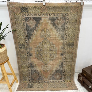 Turkish Rug, Vintage Rug, 4x5.8 ft, Oushak Rug, Area Rug, Faded Rug, Floral Rug, Living Room Rug, Handmade Rug, Antique Rug, Pink Area Rug