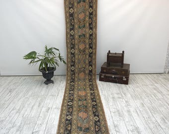 Vintage türkischer Läufer, 2,3 x 13 Fuß, schmaler, langer Flurteppich aus abgenutzter Wolle, minimalistischer Korridorläufer, preisgünstiger Teppich