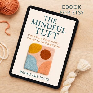 Könnte beinhalten: Ein digitales Tablet zeigt das Cover des E-Books "The Mindful Tuft", das das Tuften von Teppichen bewirbt. Das Cover zeigt ein farbenfrohes Teppichdesign mit gelben, braunen, blauen und orangefarbenen Formen. Der Text "EBOOK FOR ETSY" steht oben und "REDHEART RUGZ" unten.