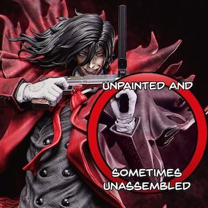 Puede incluir: Una figura detallada de un personaje de vampiro con cabello negro largo, vistiendo un abrigo rojo y un traje negro, sosteniendo una pistola. La figura no está pintada y a veces no está ensamblada.