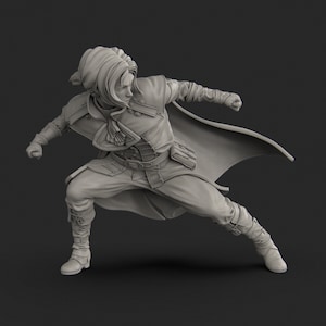 Puede incluir: Una figura impresa en 3D de color gris de una persona en una pose dramática, con un abrigo largo y botas. La figura está en una pose con una pierna hacia adelante y un brazo extendido.