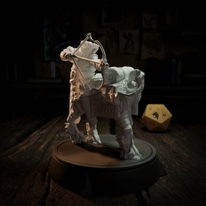Peut inclure: Figurine miniature peinte en blanc d'un archer centaure chevauchant une bête cornue, tenant un arc et une flèche. La figurine est sur une base ronde et à côté d'un dé jaune à 20 faces.