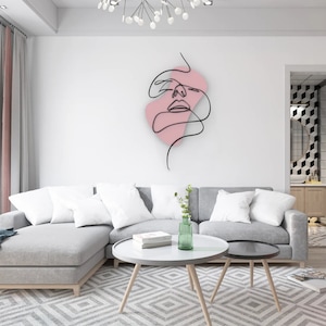 Moderna linea artistica raffigurante donne in metallo: decorazione murale colorata