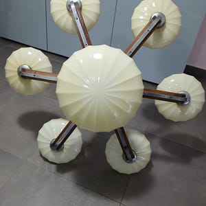 Lámpara colgante vintage de mediados de siglo de madera y cristal, fabricada en Italia.