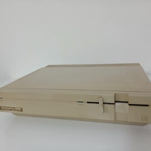 Vintage Commodore 128 D persondator med diskettenhet i gott skick som visas på bilderna, ska testas