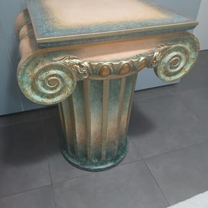 Stół kolumnowy z żywicy Ionic Capital, 75 cm, odcień zieleni i złota w stylu vintage, w doskonałym stanie, jak pokazano na zdjęciu