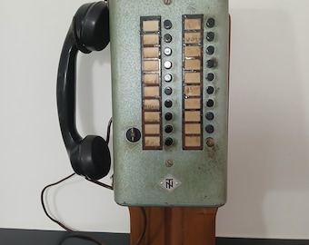 Central telefônica antiga de parede em metal, estilo vintage, feita de baquelite. Em bom estado geral, conforme mostrado nas fotos.