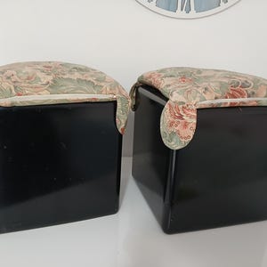 Set med 2 puffar i vintage-stil, Longato-stil, svart, styv bas och damaskdyna. I gott skick som visas på bilden.