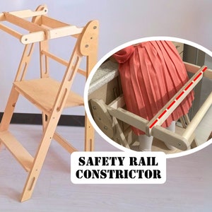 Può includere: Uno sgabello a gradini in legno con una ringhiera di sicurezza e un costrittore di ringhiera di sicurezza. Il costrittore di ringhiera di sicurezza è una funzione che impedisce alla ringhiera di essere spinta verso l'alto e fuori dal percorso, rendendo lo sgabello più sicuro per i bambini.