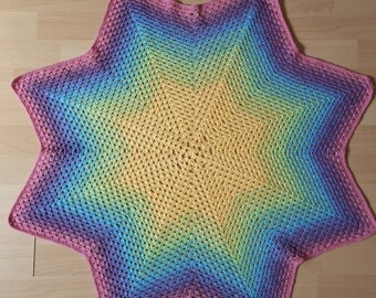 Star-shaped baby blanket crocheted with gradient