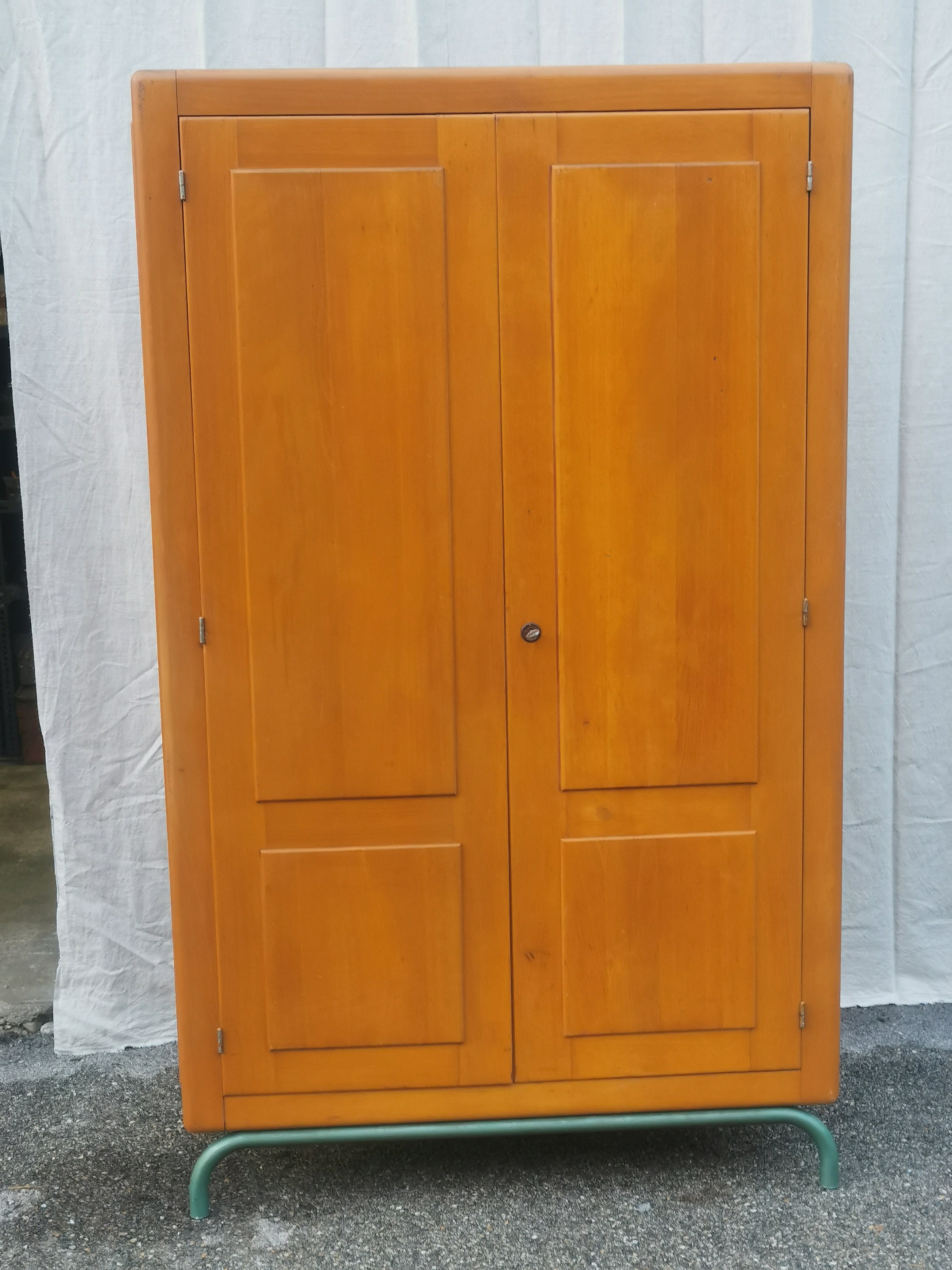 Armoire parisienne 2 portes en bois foncé - 5 étagères, 1 tiroir et 1  penderie — AXS Design