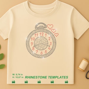 Puede incluir: Camiseta color crema con un diseño de reloj de pedrería y detalles rojos, además de tres corazones. La camiseta tiene el texto "RHINESTONE TEMPLATES" y mide 24,7 cm de ancho y 27,1 cm de alto. También se ven una ramita de hojas, tijeras e hilo.