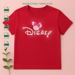 Peut inclure: Un t-shirt rouge avec un motif en strass. Le motif comprend le mot "Disney" dans une police étincelante, avec un nœud rose et des oreilles de souris au-dessus du mot. Le texte "RHINESTONE TEMPLATES" est en haut.