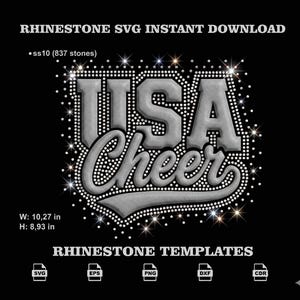 Könnte beinhalten: Ein schwarzes digitales Design mit dem Text "USA Cheer" in einer Schriftart im Strass-Stil. Das Design enthält den Text "RHINESTONE SVG INSTANT DOWNLOAD" und "RHINESTONE TEMPLATES". Das Design ist 26,09 cm breit und 22,68 cm hoch.