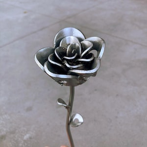 Rosa de metal hecha a mano - Regalo de flor de metal que dura para siempre - Rosa artística de acero inoxidable - Regalo único de cumpleaños y sostenible