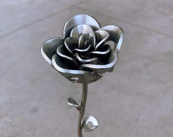 Rosa de metal hecha a mano - Regalo de flor de metal que dura para siempre - Rosa artística de acero inoxidable - Regalo único de cumpleaños y sostenible