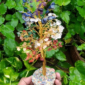 Helende kristallen levensboom: edelsteensculptuur met meerdere stenen