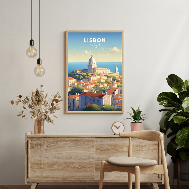 K&ouml;nnte beinhalten: Ein gerahmtes Poster mit einer farbenfrohen Illustration von Lissabon, Portugal. Das Poster zeigt eine Stadtlandschaft mit einer Kirche und Geb&auml;uden im Vordergrund und einem blauen Meer im Hintergrund. Der Text "LISBON Portugal" ist oben auf dem Poster in Wei&szlig; gedruckt.