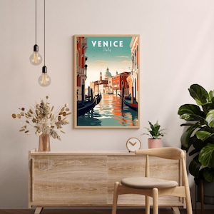 Puede incluir: Un cartel de viaje vintage con una ilustraci&oacute;n colorida de Venecia, Italia. El cartel representa un canal con g&oacute;ndolas y edificios en el fondo. El texto "VENICE Italy" se muestra en la parte superior del cartel.