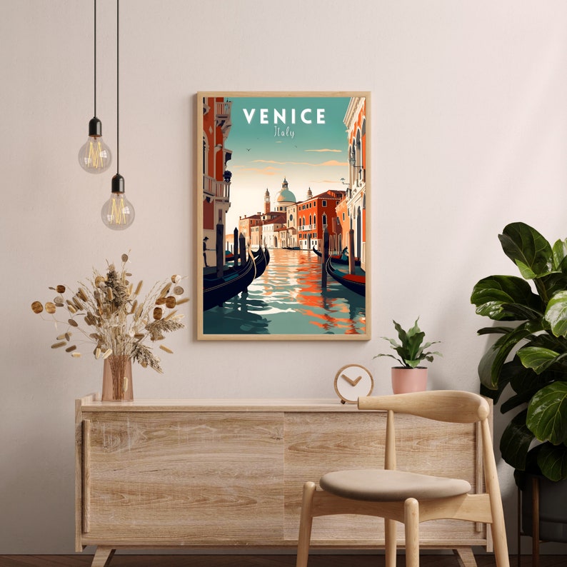 Puede incluir: Un cartel de viaje vintage con una ilustraci&oacute;n colorida de Venecia, Italia. El cartel representa un canal con g&oacute;ndolas y edificios en el fondo. El texto "VENICE Italy" se muestra en la parte superior del cartel.