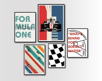 Op de afbeelding: Een verzameling van vijf ingelijste kunstprints met een Formule 1-racethema. De prints tonen raceauto's, geblokte vlaggen en motiverende tekst. Kleuren zijn rood, blauw, wit en zwart. De tekst bevat "FOR MULA ONE" en "WHAT'S BEHIND YOU DOESN'T MATTER".