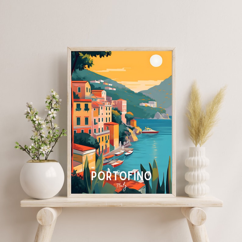 Op de afbeelding: Een kleurrijke illustratie van de Italiaanse stad Portofino, met een heuvel met kleurrijke gebouwen, een blauwe baai met boten en een ondergaande zon. De tekst "PORTOFINO Italy" staat onderaan de afbeelding.