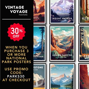 Pu&ograve; includere: Un collage di nove poster di viaggio vintage che presentano parchi nazionali degli Stati Uniti. I poster sono in un formato a griglia e presentano immagini del Parco Nazionale Arches, del Parco Nazionale Monte Rainier, del Parco Nazionale Redwood, del Parco Nazionale Glacier, del Parco Nazionale Grand Canyon, del Parco Nazionale Yosemite, del Parco Nazionale Yellowstone e del Parco Nazionale delle Montagne Rocciose. Il testo "Vintage Voyage Posters" &egrave; in cima al collage. Il testo "30% Off" &egrave; in un cerchio rosso al centro del collage. Il testo "When you purchase 3 or more National Park Posters" &egrave; sotto il cerchio rosso. Il testo "Use Promo Code: PARKS30 at checkout" &egrave; in fondo al collage.