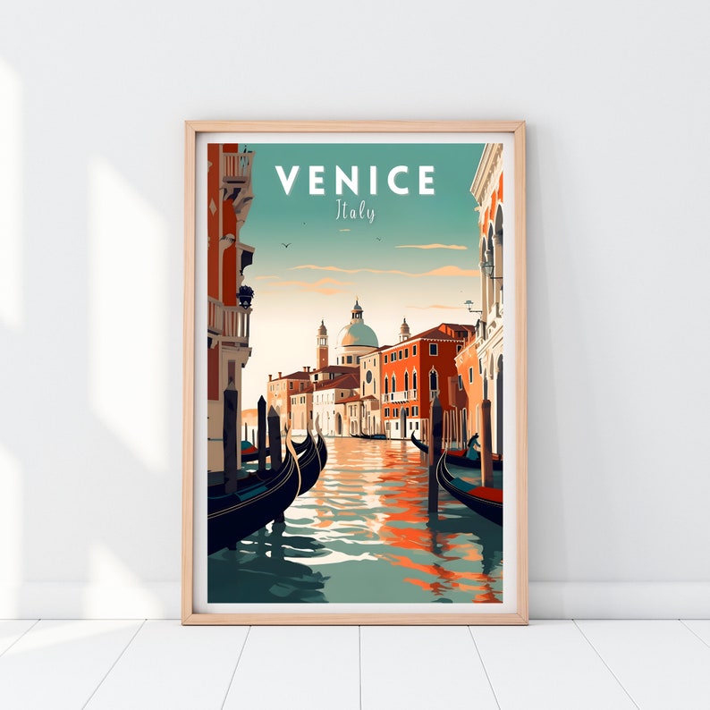 Puede incluir: Un cartel de viaje vintage con una ilustraci&oacute;n colorida de un canal en Venecia, Italia. El cartel tiene el texto "VENICE Italy" en la parte superior.