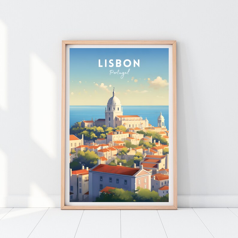 K&ouml;nnte beinhalten: Eine farbenfrohe Illustration von Lissabon, Portugal, mit dem Text "LISBON Portugal" oben. Die Illustration zeigt eine Stadtlandschaft mit einem gro&szlig;en wei&szlig;en Geb&auml;ude in der Mitte, umgeben von kleineren Geb&auml;uden und B&auml;umen. Die Stadt liegt auf einem H&uuml;gel mit Blick auf eine blaue Wasserfl&auml;che.