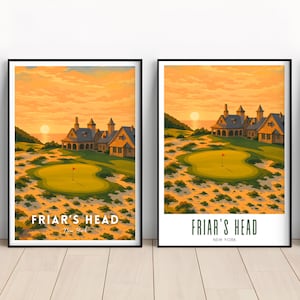 Puede incluir: Dos láminas enmarcadas de un campo de golf al atardecer. Las láminas muestran un campo de golf verde con una bandera roja, un edificio y el texto "FRIAR'S HEAD New York". El cielo es de color naranja cálido.