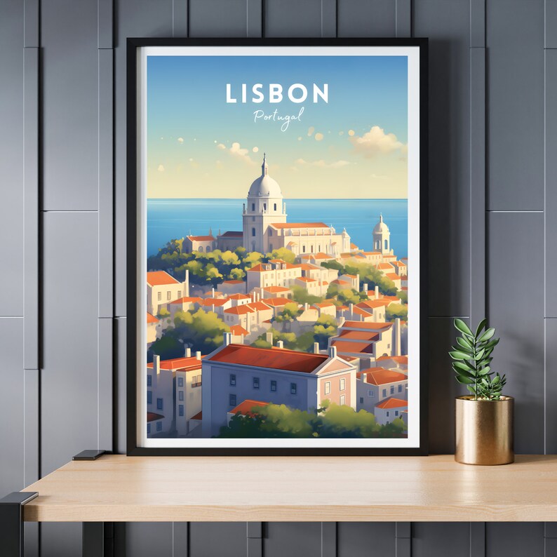 K&ouml;nnte beinhalten: Ein Vintage-Reiseposter mit einer farbenfrohen Illustration von Lissabon, Portugal. Das Poster zeigt eine Stadtlandschaft mit einem gro&szlig;en wei&szlig;en Kirchengeb&auml;ude und dem Text "LISBON Portugal".