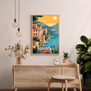 Op de afbeelding: Een kleurrijke illustratie van de Italiaanse stad Portofino, met gebouwen op een heuvel met uitzicht op een blauwe baai. De tekst "PORTOFINO Italy" staat onderaan de afbeelding.