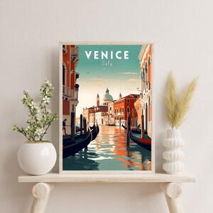 Puede incluir: Un cartel de viaje vintage con una ilustraci&oacute;n colorida de un canal en Venecia, Italia. El cartel tiene el texto "VENICE Italy" en la parte superior.