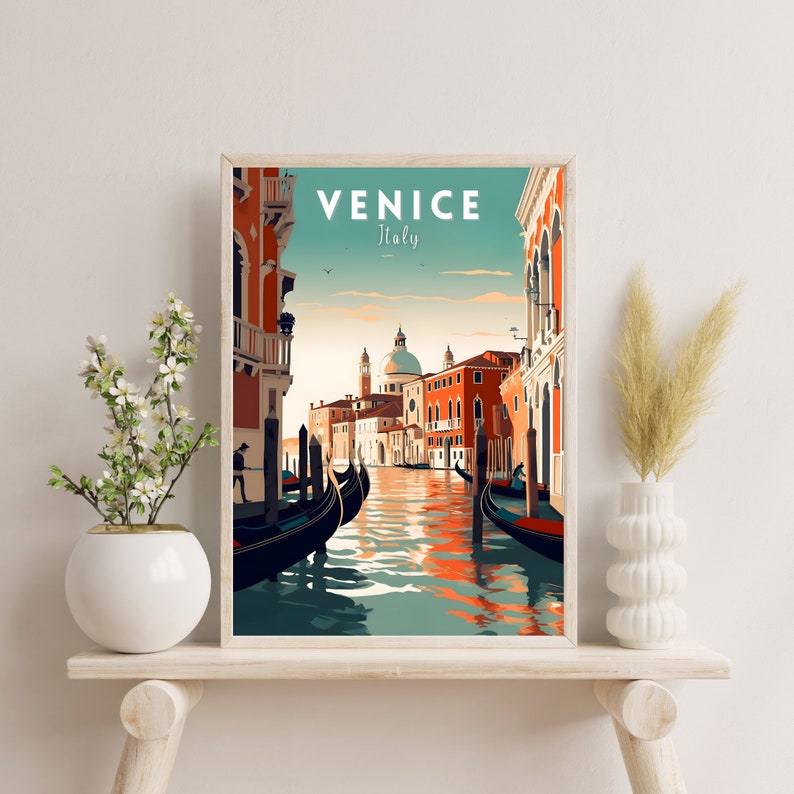 Puede incluir: Un cartel de viaje vintage con una ilustraci&oacute;n colorida de un canal en Venecia, Italia. El cartel tiene el texto "VENICE Italy" en la parte superior.