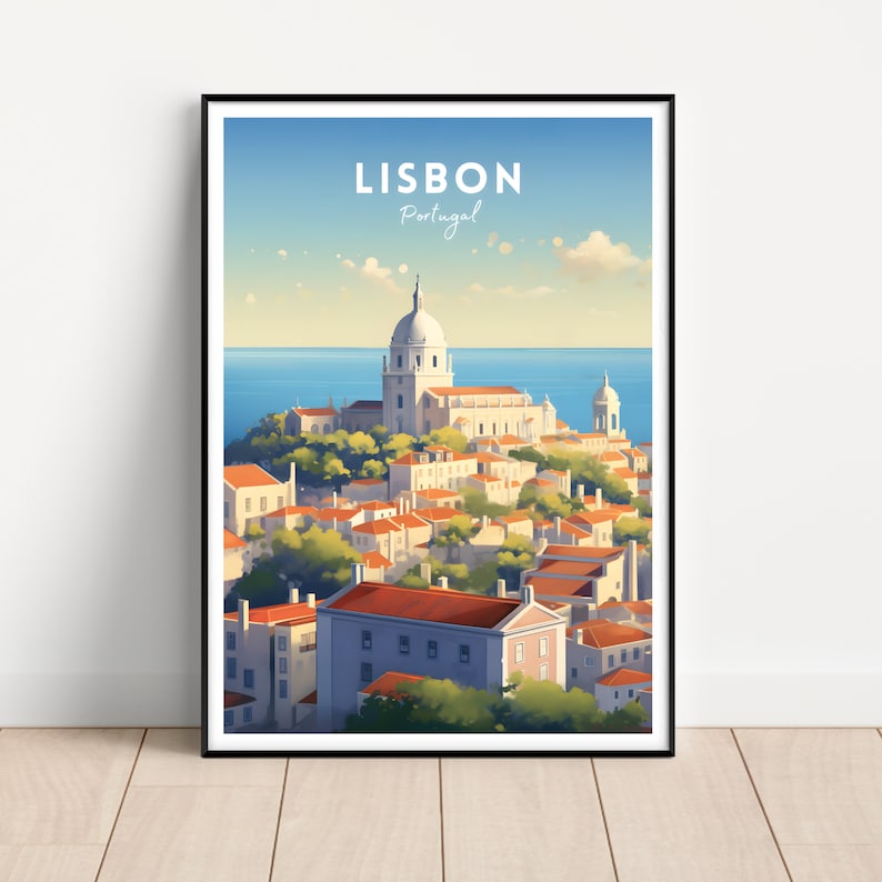 K&ouml;nnte beinhalten: Eine farbenfrohe Illustration von Lissabon, Portugal, mit einem wei&szlig;en Geb&auml;ude mit einer Kuppel in der Mitte des Bildes. Das Geb&auml;ude ist von anderen Geb&auml;uden und B&auml;umen umgeben. Der Ozean befindet sich im Hintergrund.