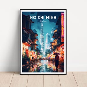 Może przedstawiać: Retro plakat podróżny przedstawiający nocne miasto Ho Chi Minh, Wietnam. Plakat przedstawia wysoki wieżowiec, ulicę wyłożoną budynkami i ludzi idących pod parasolami w deszczu. Tekst "HO CHI MINH" i "Wietnam" jest wyświetlany pogrubioną czcionką w kolorze białym.
