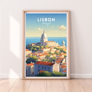 K&ouml;nnte beinhalten: Eine farbenfrohe Illustration von Lissabon, Portugal, mit einer Stadtlandschaft mit einer wei&szlig;en Kirche und einem blauen Meer im Hintergrund. Der Text "LISBON" und "Portugal" ist in Wei&szlig; auf hellblauem Hintergrund dargestellt.