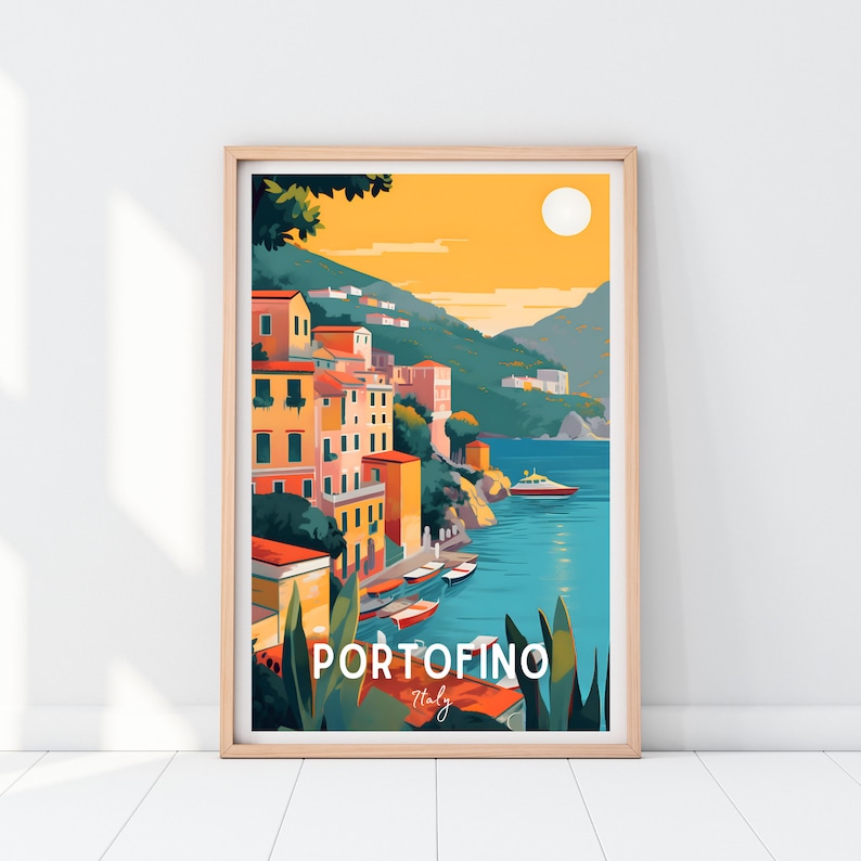 Op de afbeelding: Een kleurrijke illustratie van de Italiaanse stad Portofino. De afbeelding toont een heuvel met kleurrijke gebouwen, een blauwe baai met boten en een heldergele lucht met een zon.