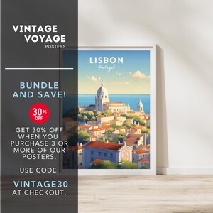 K&ouml;nnte beinhalten: Ein Vintage-Reiseposter mit einer farbenfrohen Illustration von Lissabon, Portugal. Das Poster hat einen wei&szlig;en Hintergrund mit dem Text "LISBON Portugal" in schwarzer Schrift oben. Die Illustration zeigt eine Stadtlandschaft mit Geb&auml;uden, einer Kirche und einem Gew&auml;sser. Das Poster ist in einem wei&szlig;en Rahmen gerahmt und auf einem Holzboden ausgestellt.