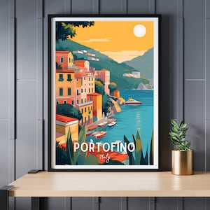 Op de afbeelding: Een kleurrijke illustratie van de Italiaanse stad Portofino, met een heuvel met kleurrijke gebouwen, een blauwe baai met boten en een heldere gele lucht met een zon.