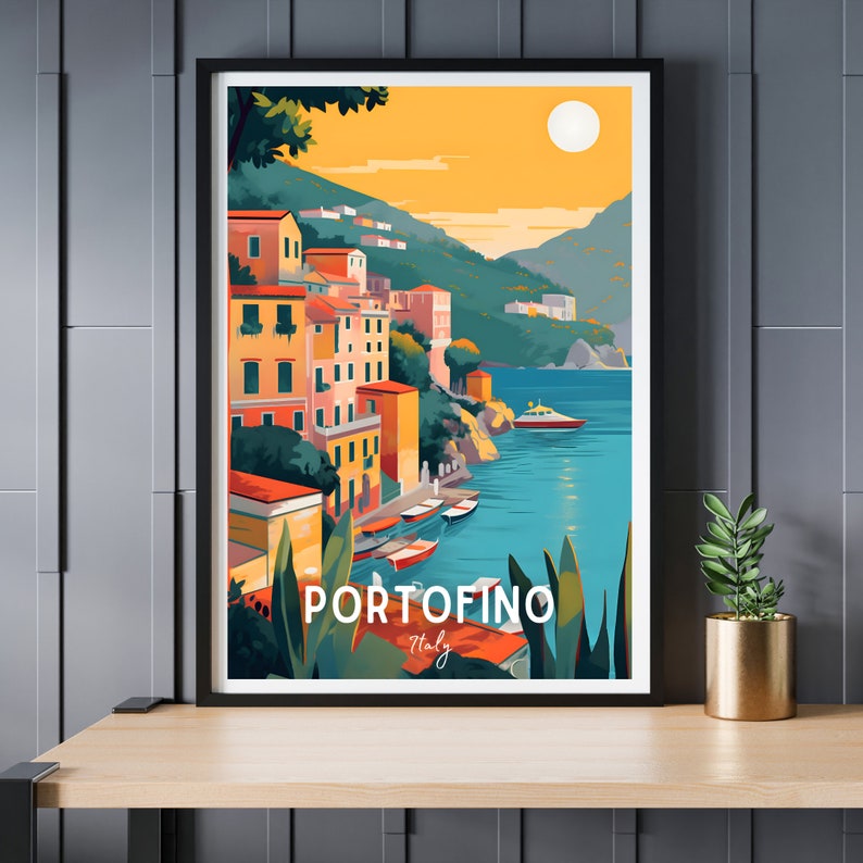 Op de afbeelding: Een kleurrijke illustratie van de Italiaanse stad Portofino, met een heuvel met kleurrijke gebouwen, een blauwe baai met boten en een heldere gele lucht met een zon.