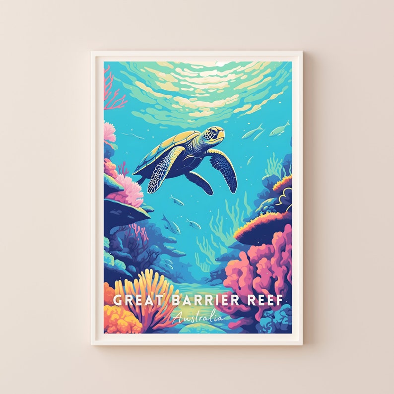 K&ouml;nnte beinhalten: Eine farbenfrohe Illustration einer Meeresschildkr&ouml;te, die im Great Barrier Reef schwimmt. Die Schildkr&ouml;te ist gr&uuml;n und schwarz mit einer gelben Schale. Das Riff ist gef&uuml;llt mit Korallen in den Farben Rosa, Orange und Gelb. Der Text "Great Barrier Reef" und "Australia" befindet sich am unteren Rand des Bildes.