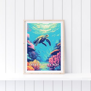 K&ouml;nnte beinhalten: Ein gerahmtes Poster mit einer farbenfrohen Illustration einer Meeresschildkr&ouml;te, die in einem Korallenriff schwimmt. Der Text auf dem Poster lautet "Great Barrier Reef, Australien."