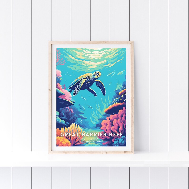 K&ouml;nnte beinhalten: Ein gerahmtes Poster mit einer farbenfrohen Illustration einer Meeresschildkr&ouml;te, die in einem Korallenriff schwimmt. Der Text auf dem Poster lautet "Great Barrier Reef, Australien."