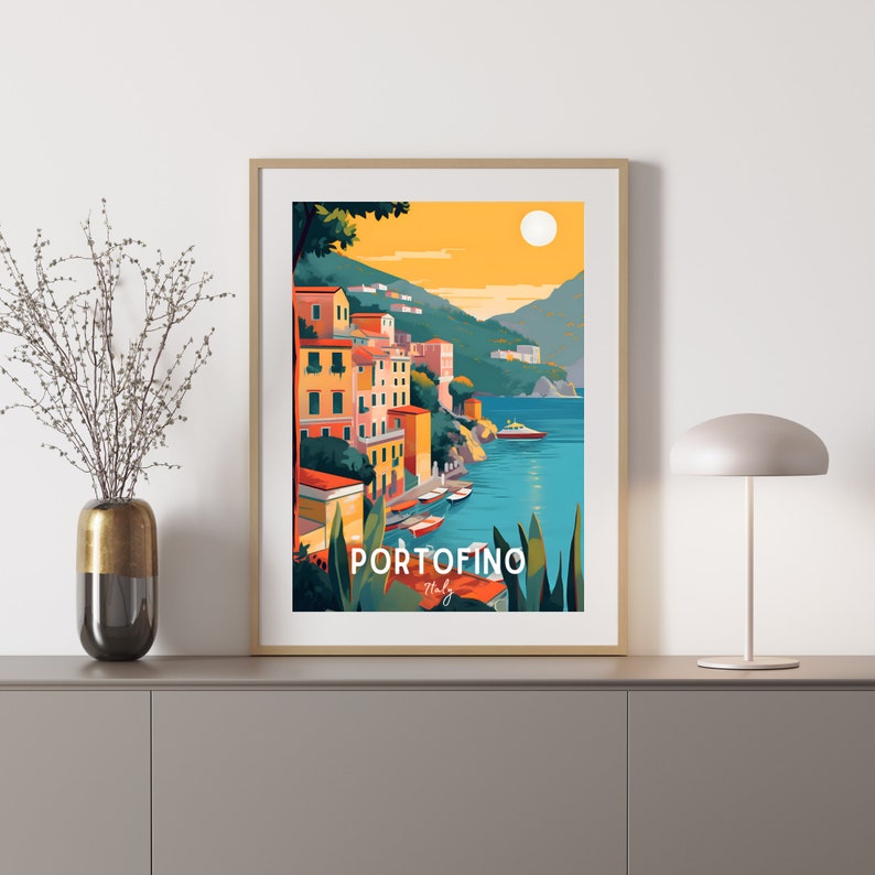 Op de afbeelding: Een kleurrijke illustratie van de Italiaanse stad Portofino, met gebouwen op een heuvel met uitzicht op een blauwe baai. De tekst "Portofino, Itali&euml;" staat onderaan de afbeelding.