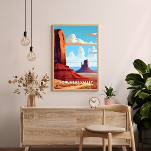 Pu&ograve; includere: Un poster incorniciato con un'illustrazione colorata di Monument Valley in Arizona. Il poster ha una cornice marrone chiaro e il testo "Monument Valley, Arizona" &egrave; stampato in basso.