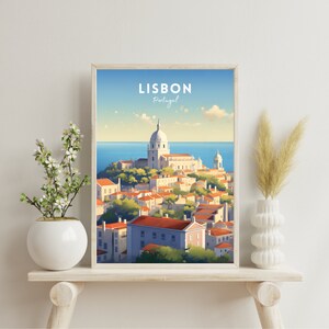 K&ouml;nnte beinhalten: Ein Vintage-Reiseposter mit einer farbenfrohen Illustration von Lissabon, Portugal. Das Poster zeigt eine Stadtlandschaft mit einer gro&szlig;en Kirche in der Mitte und dem Text "LISBON Portugal" oben.