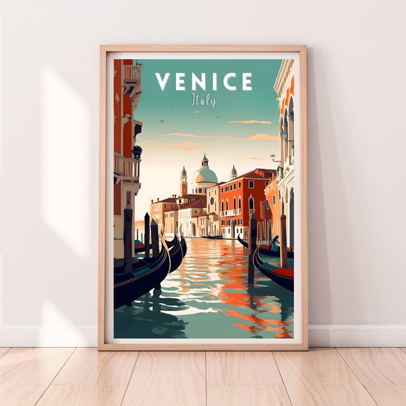 Puede incluir: Un cartel de viaje vintage con una ilustraci&oacute;n colorida de Venecia, Italia. El cartel representa un canal con g&oacute;ndolas y edificios a lo largo de la orilla del agua. El texto "VENICE Italy" se muestra en la parte superior del cartel.